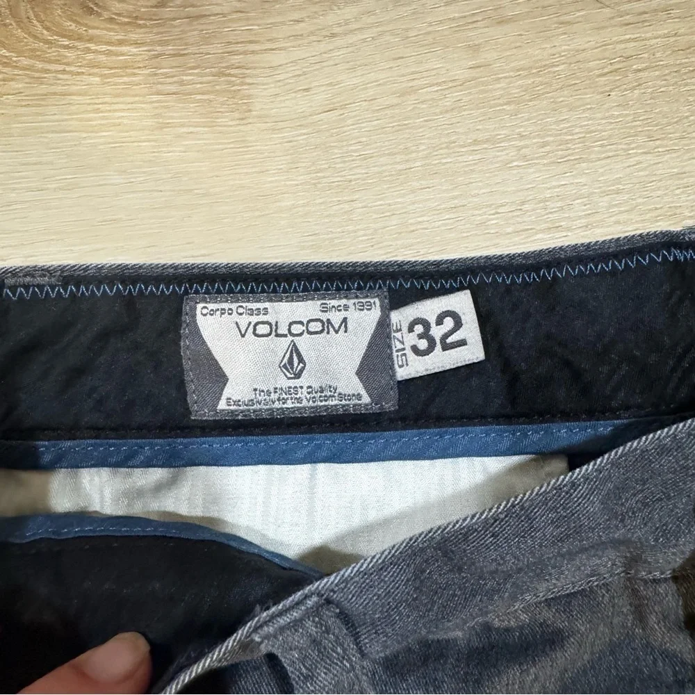 Volcom dark gray men's mid length shorts, zipper button closure, pockets, 32. - Picture 4 of 15